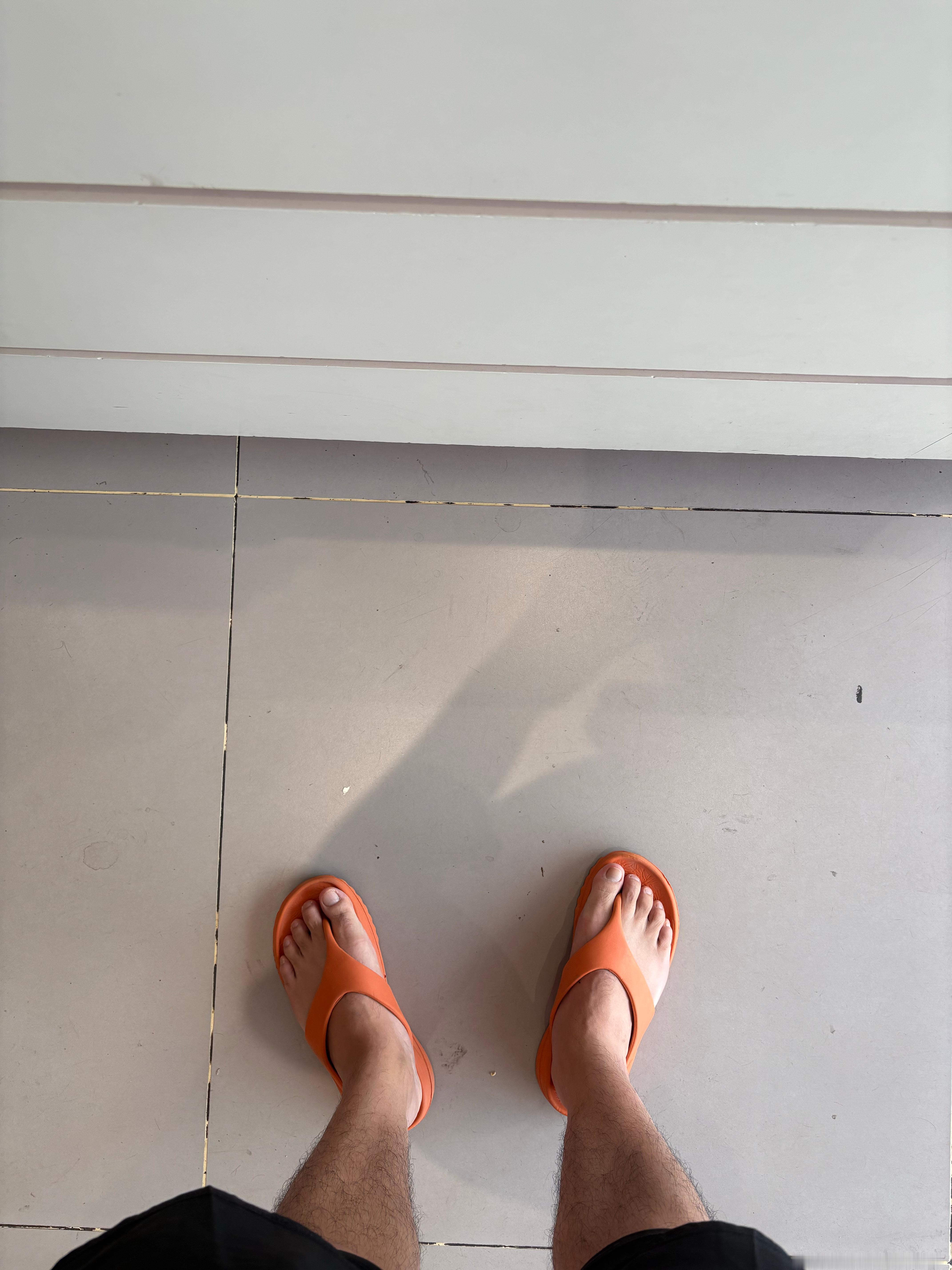 穿拖鞋出门办事想起，我初中读书的时候，连冬天都是穿拖鞋去上课的。老师会说，偶尔的