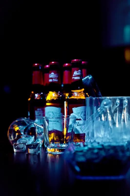 2月4日湖北武汉，38岁男子在酒吧工作10年每天一斤酒，检查发现股骨头坏死已达4