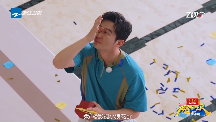 大黑牛低头跟字条较劲，抬头想悄悄抹泪，结果头顶镜头“biu”一下出现——他那个愣