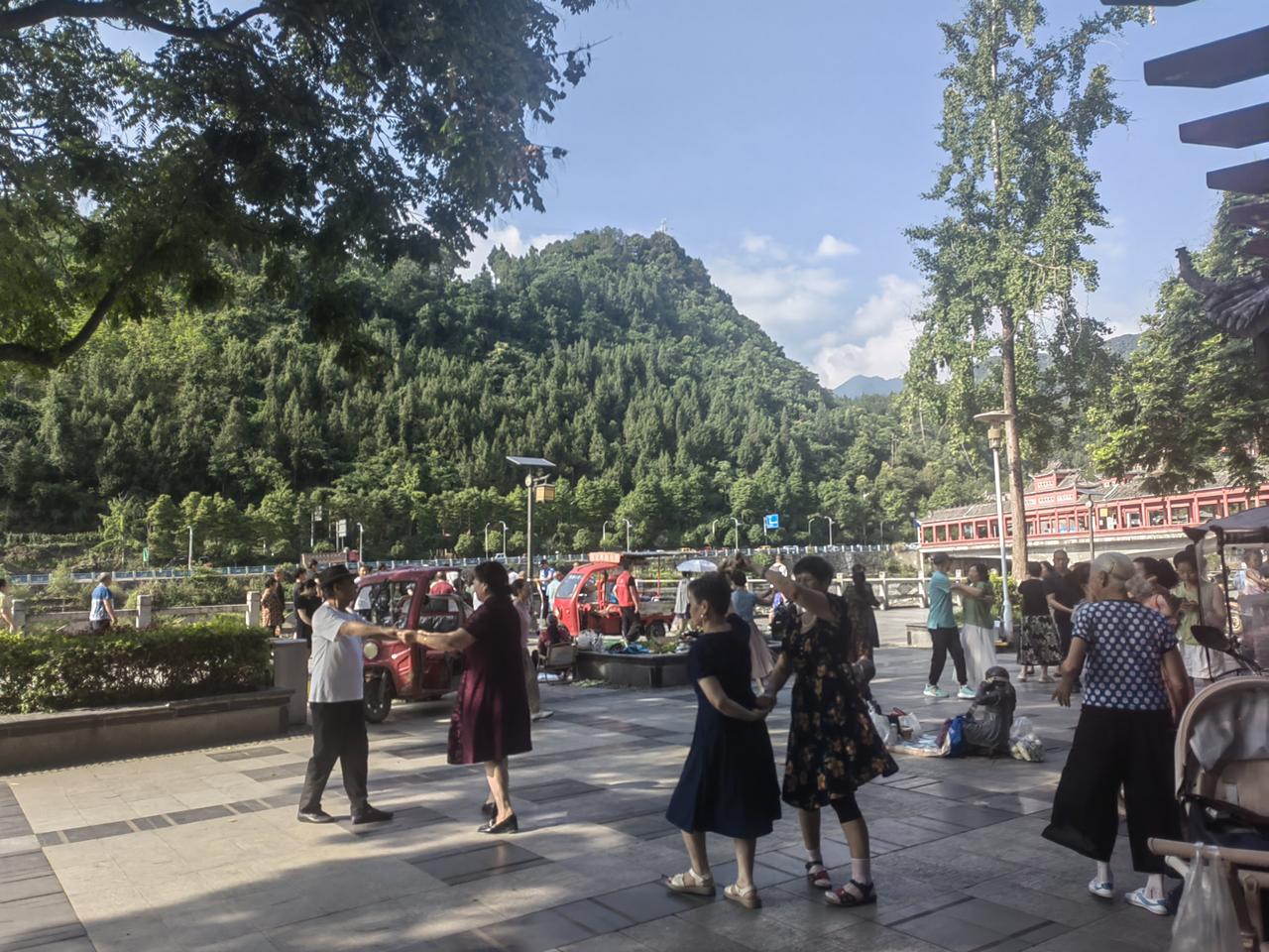 我刚走到河堤边，就听有人喊：“快去看，南桥上又有人跳河了……”只见河堤边拉起了彩