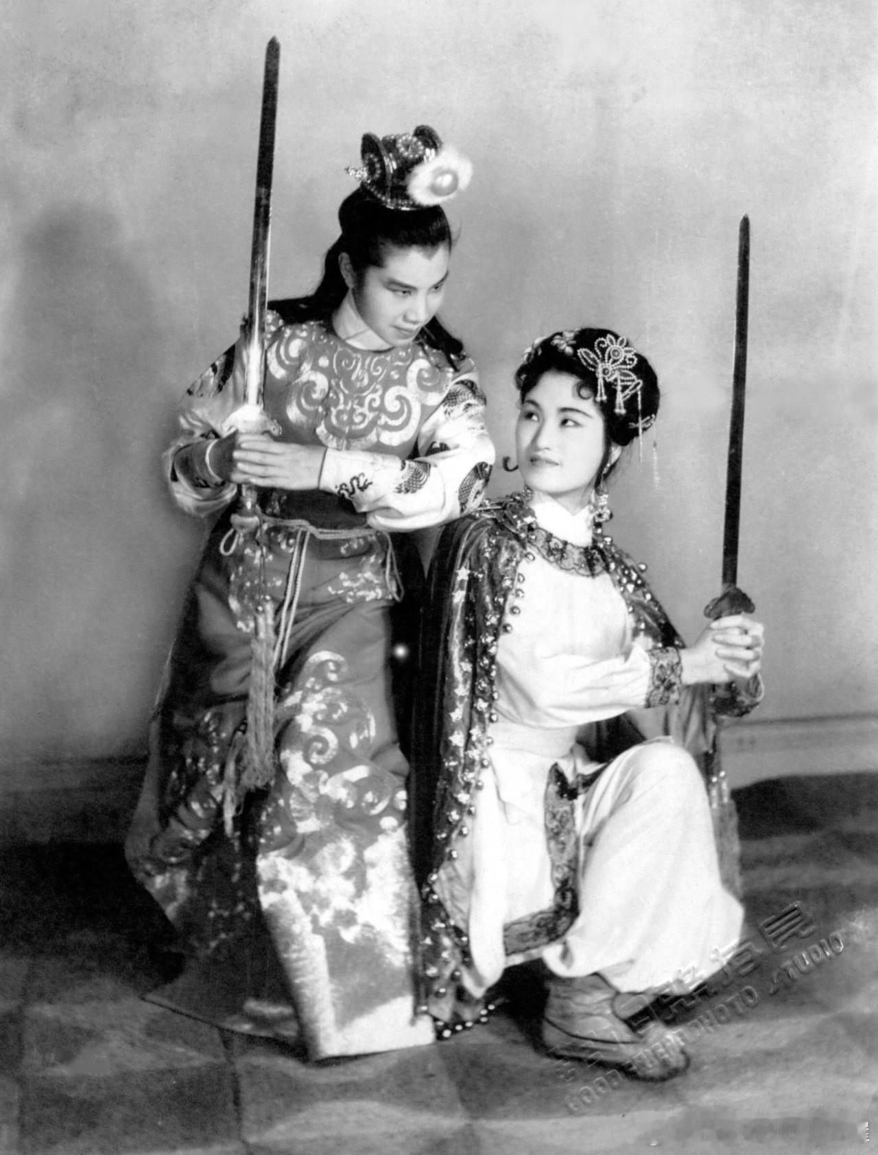 1950年《鸳鸯剑》徐玉兰饰杜光远、王文娟饰李倩倩。当年9月，该剧在上海卡尔登戏
