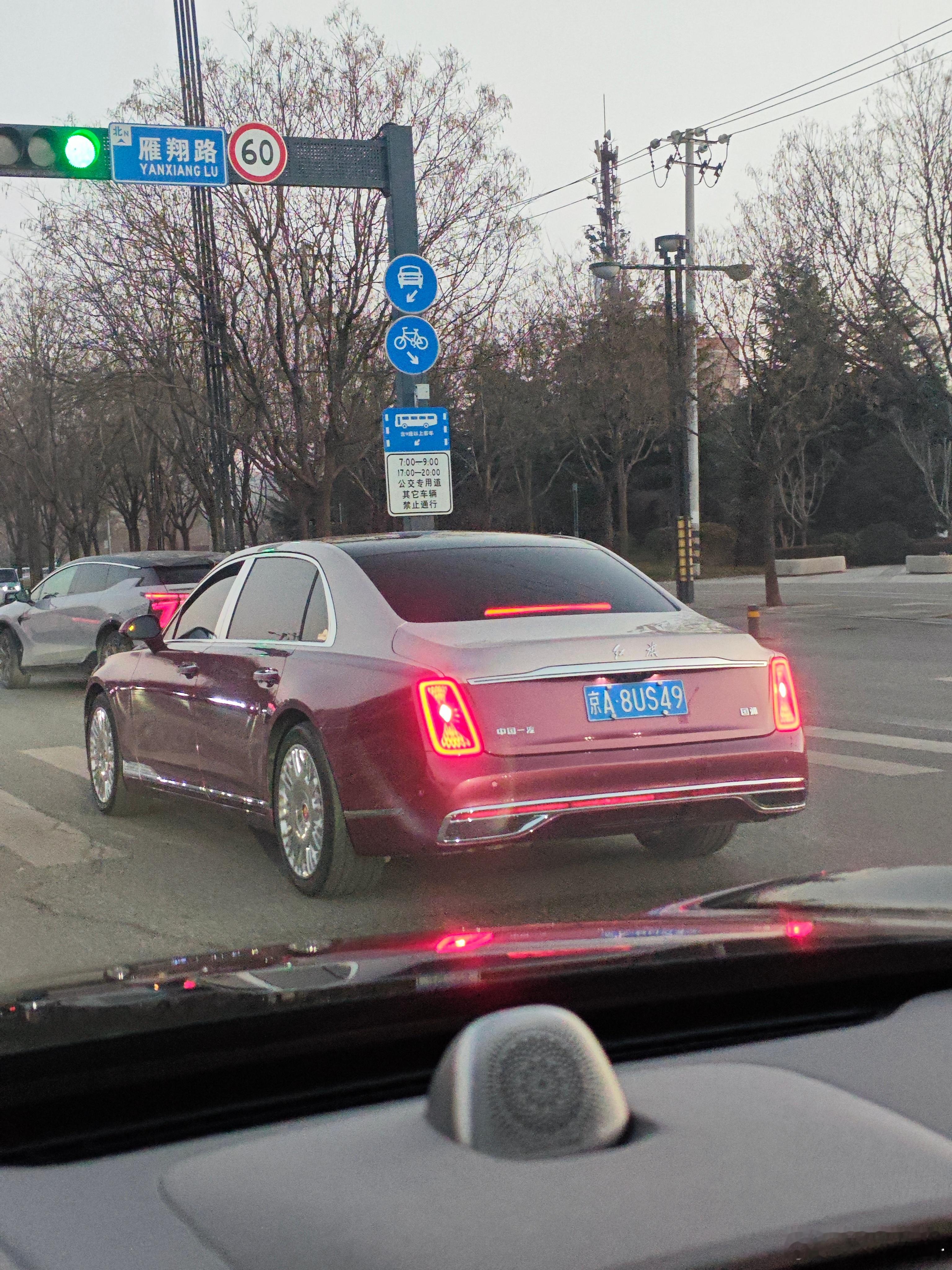 遇到个罕见的，京A8牌照的双拼色红旗国雅，这和尊界S800都算国产迈巴赫S吧
