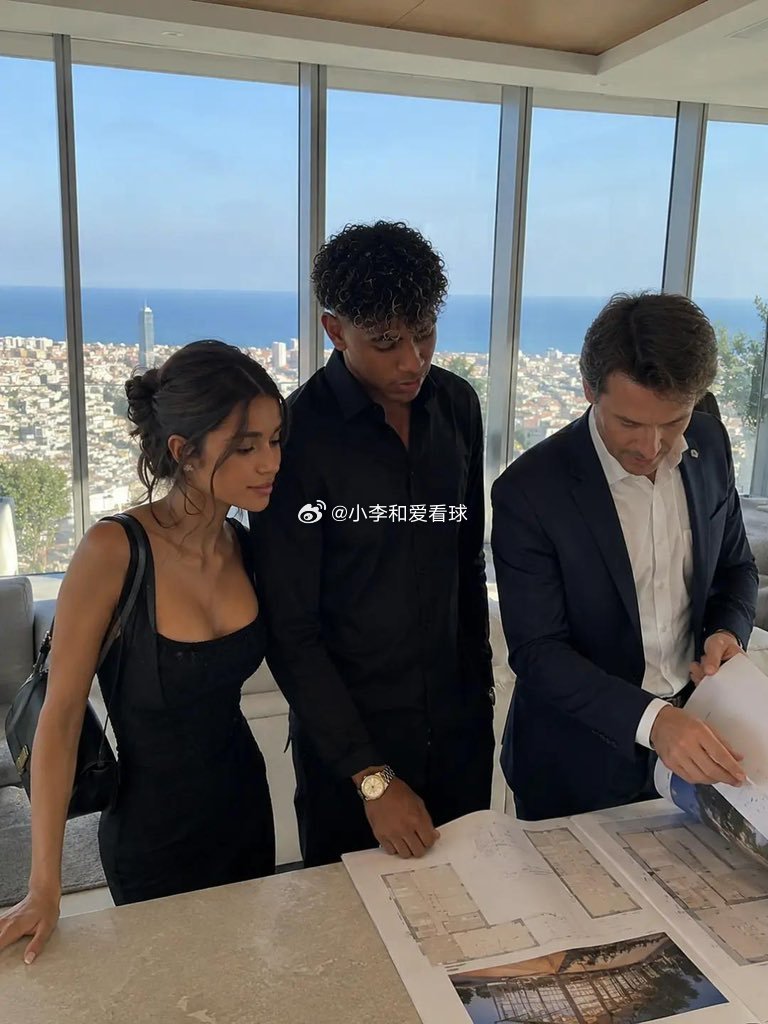 拉明·亚马尔和他的女友在巴塞罗那看豪华别墅 