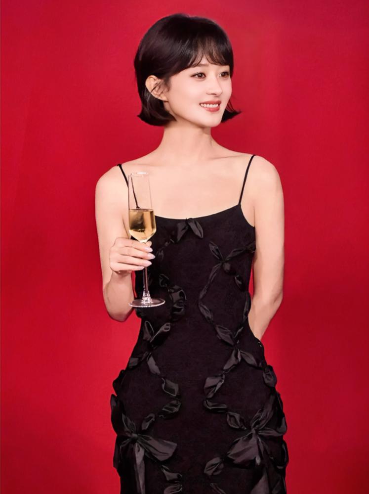 8月16日，赵丽颖两次冲上热搜。

据悉，一边是她已经13个月没有官宣进组，网友