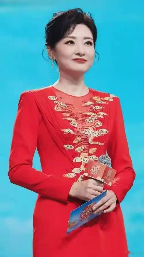 周涛早期春晚主持视频 教科书级别的主持！早期舞台上从容自信、吐字清晰、仪态万方，