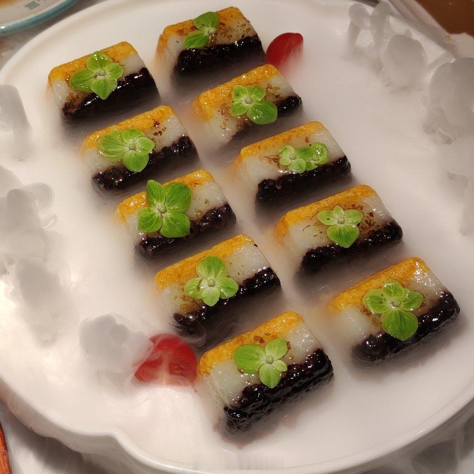 从天津博物馆出来，街对面不远就是二姐家三个拿手菜。即便不谈味道，这两个普通主食的