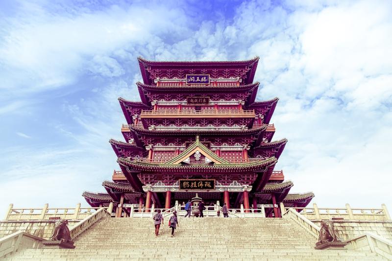 2025年11月4日，有网民反映南昌滕王阁景区一入口石墩分布密集，轮椅根本没法进