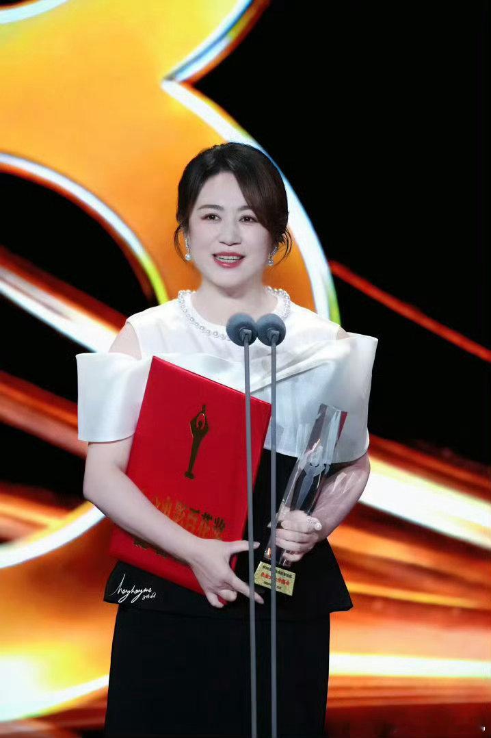 马丽百花奖红毯不急于追逐浮华流量，沉下心打磨每一处表演细节，用接地气的故事演绎，