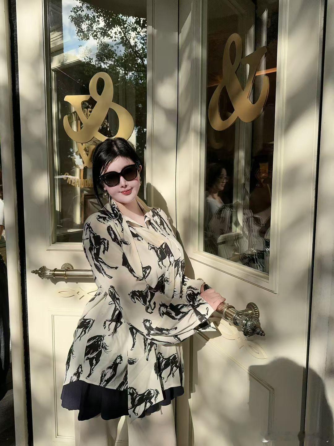 穿搭[超话]        与光共饮                颜值街拍写真