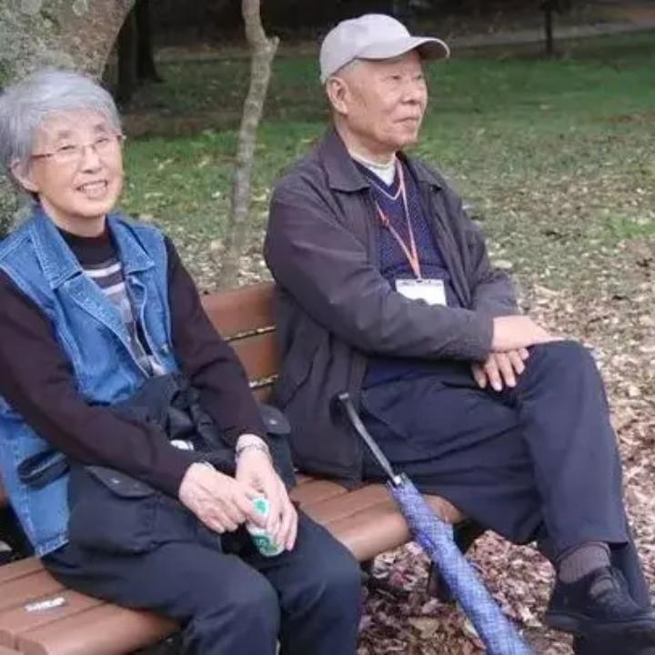 人一旦过了七十岁，就要为家务减负，为家中物件瘦身，没用的物件一件件卖废品。
人至