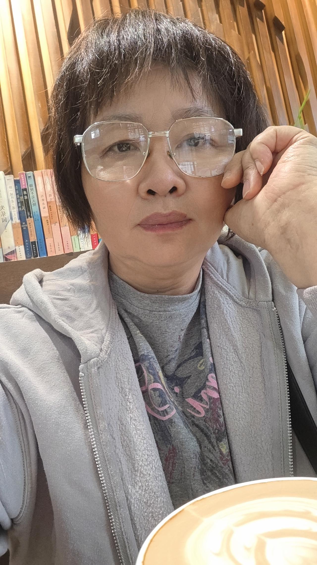 最近网上火起了“中老年老登”三件套
咖啡、健身、独处，不社交，不讨好，不扎堆，不