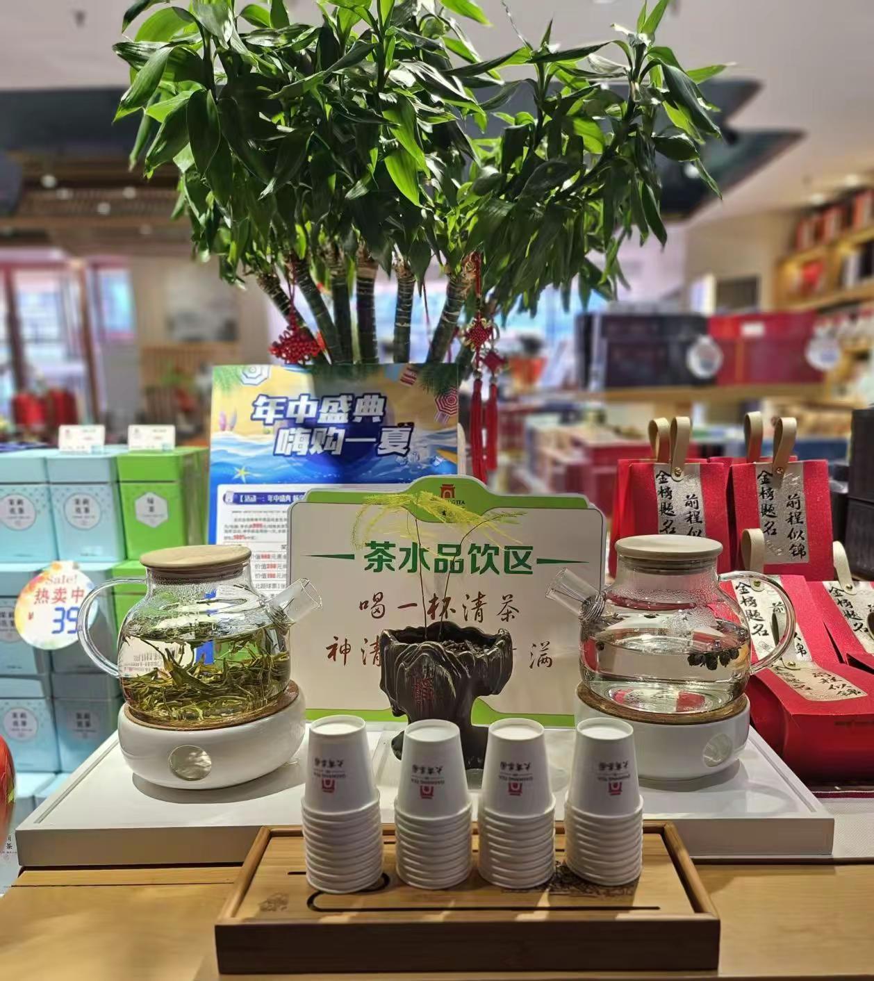 今日品饮🍵龙井茶+茉莉龙珠龙井定乾坤，龙珠启华章；跃～龙门，祝～上岸；心静笔健
