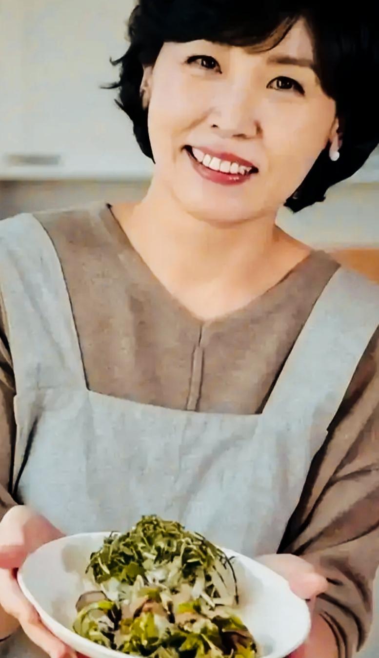 李在明妻子金惠景这真是“上得了厅堂下得了厨房”！
金惠景做饭时的形象，一看就是贤