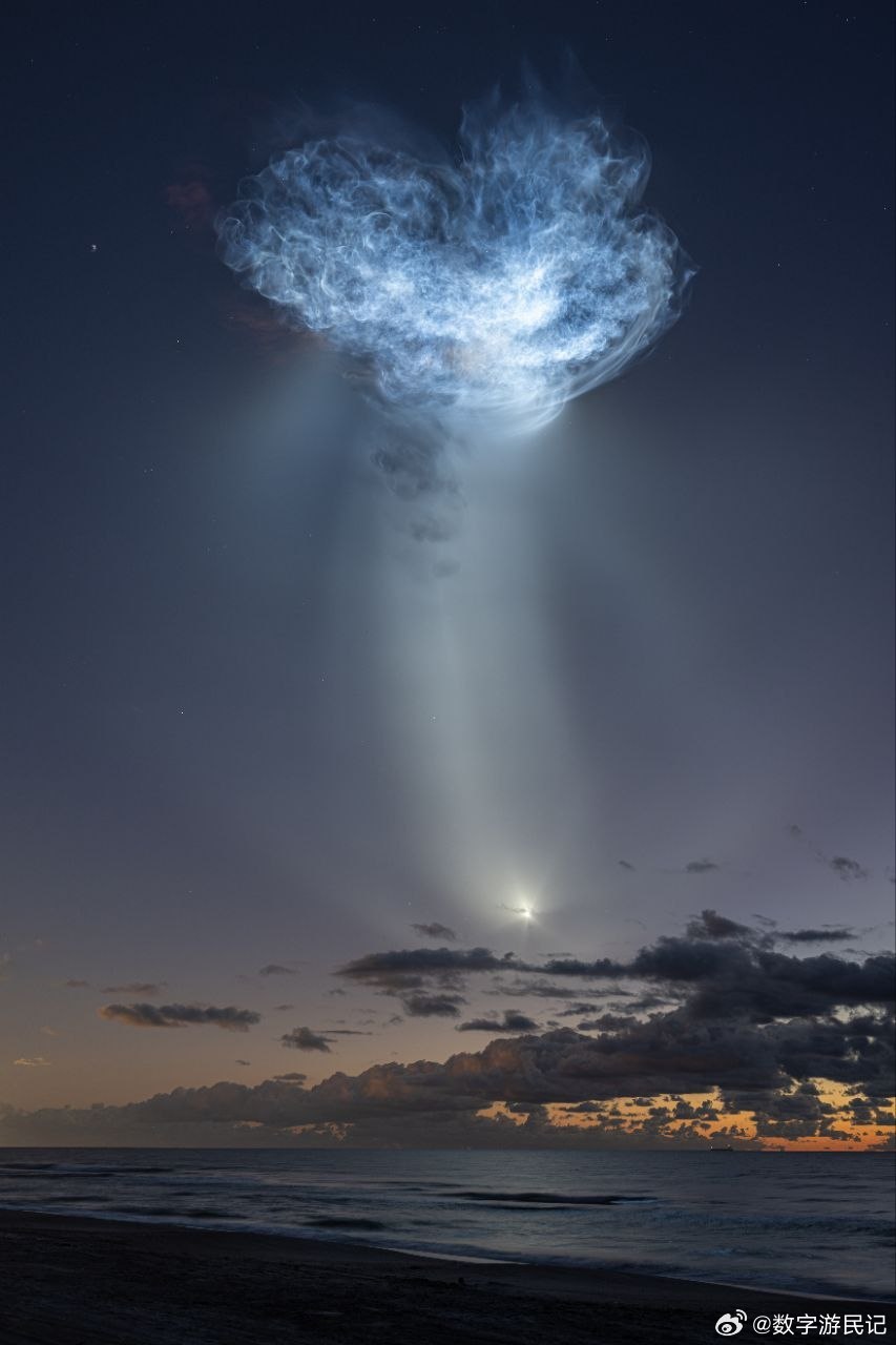 天空中一只水母！阳光照亮了SpaceX猎鹰9号运载火箭的尾气羽流——该火箭搭载了