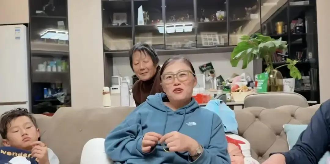洞姐要回美国只能带一个长辈，亲妈慢性病需要人陪，婆婆身体硬朗却脾气炸，她把难题甩
