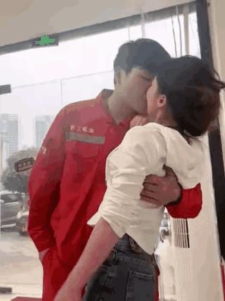 明显是女追男，
女的应该比男的大十岁左右！