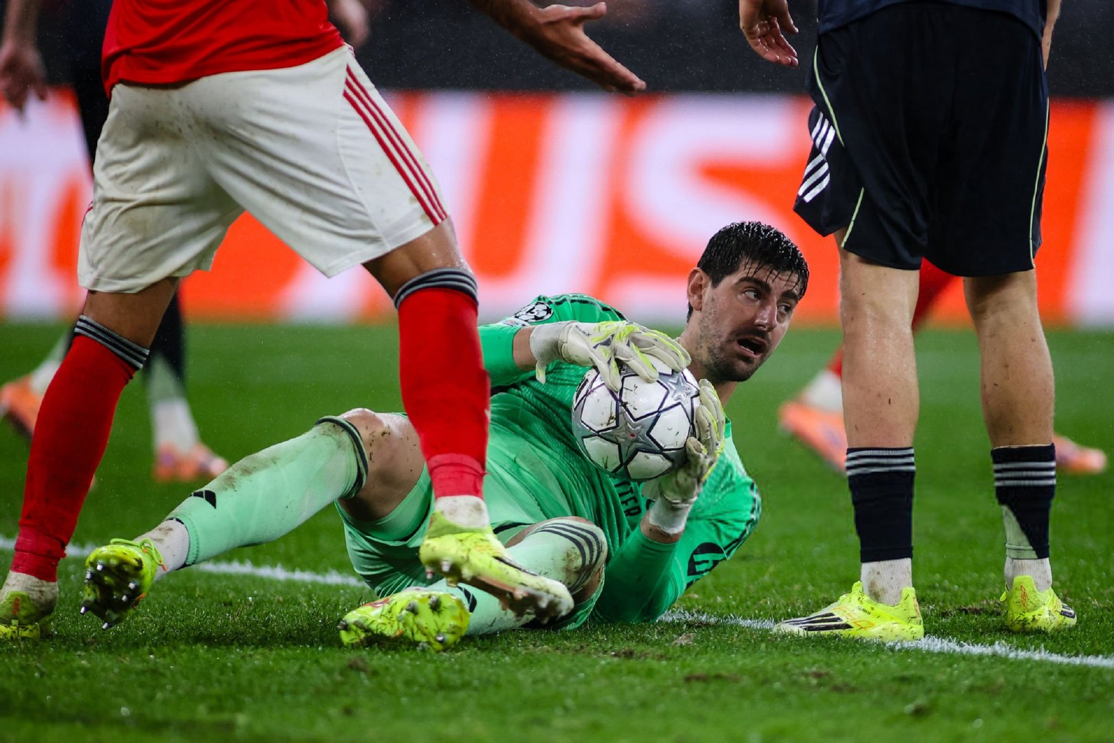 【马卡报】库尔图瓦在欧冠的扑救次数为38次，排名第二，但库尔图瓦在榜单中十分刺眼