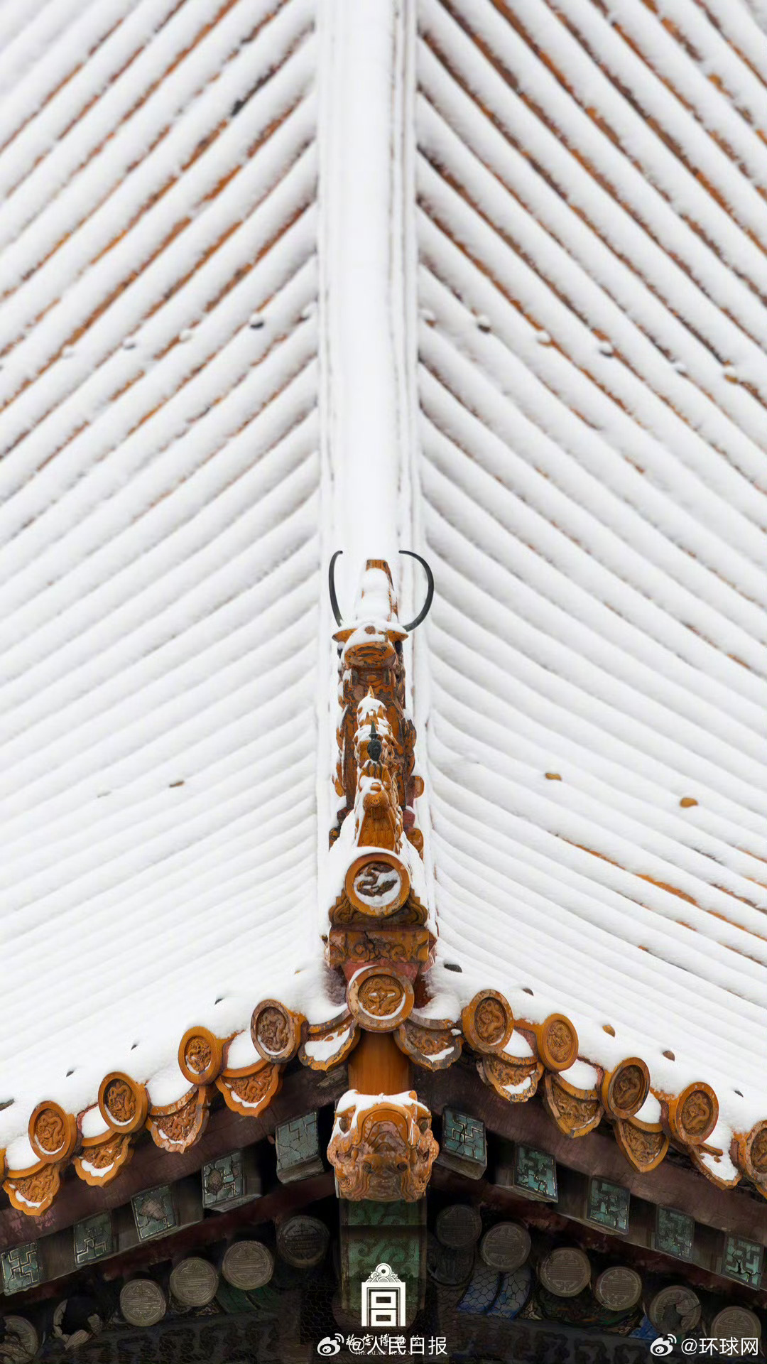 【中式美学！#故宫遇上春雪的氛围感#】春雪可亲，为万物披上“棉”衣。#故宫限定春