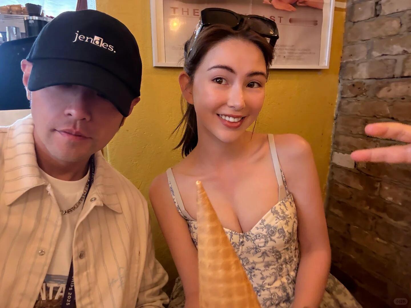 新西兰偶遇周杰伦一家三口天王夫妇的感情好稳定经常会被人拍到一起带着孩子出行。遛娃