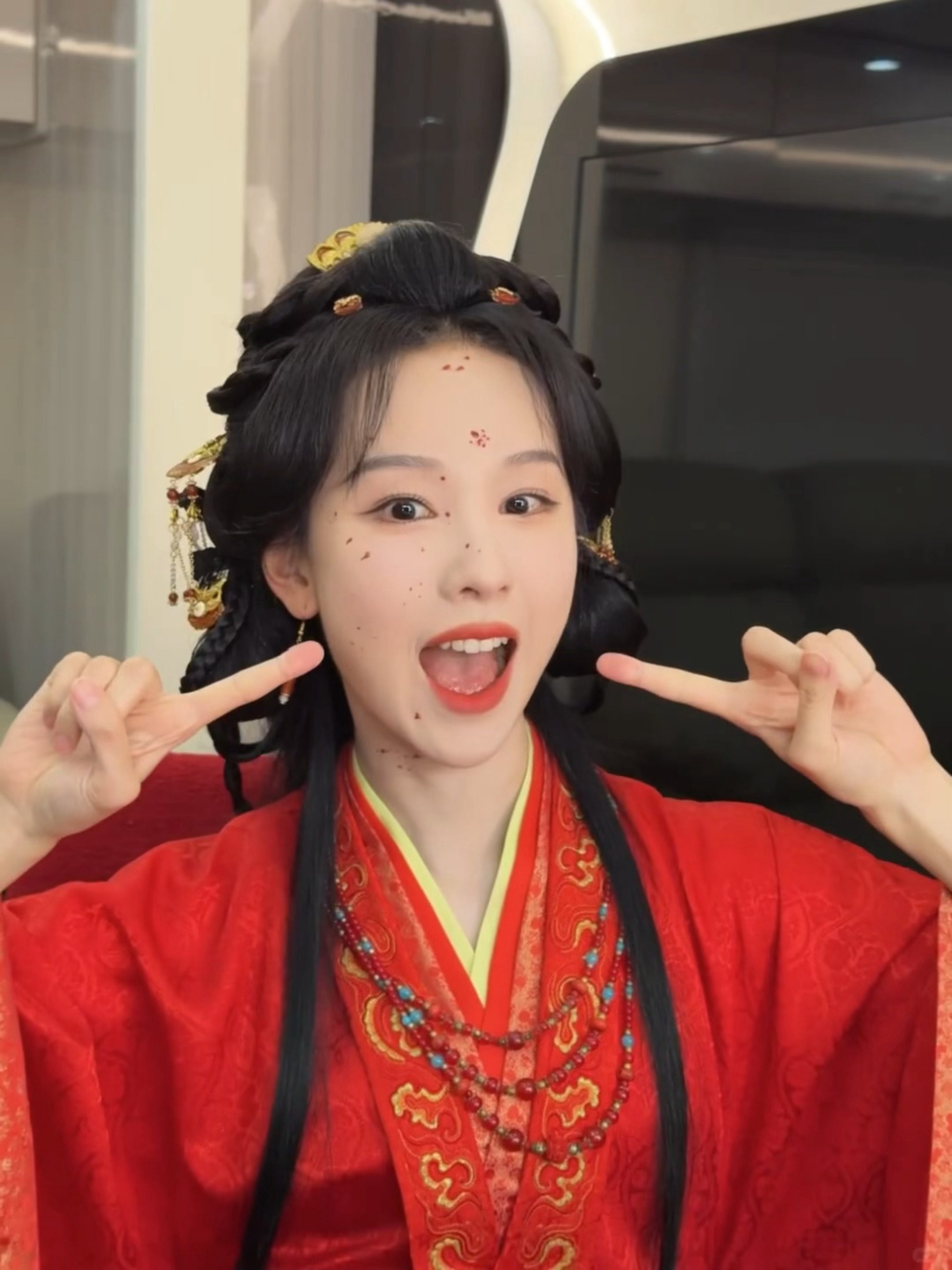 已被此女萌晕！！！！！！！陈都灵红衣手势舞花絮