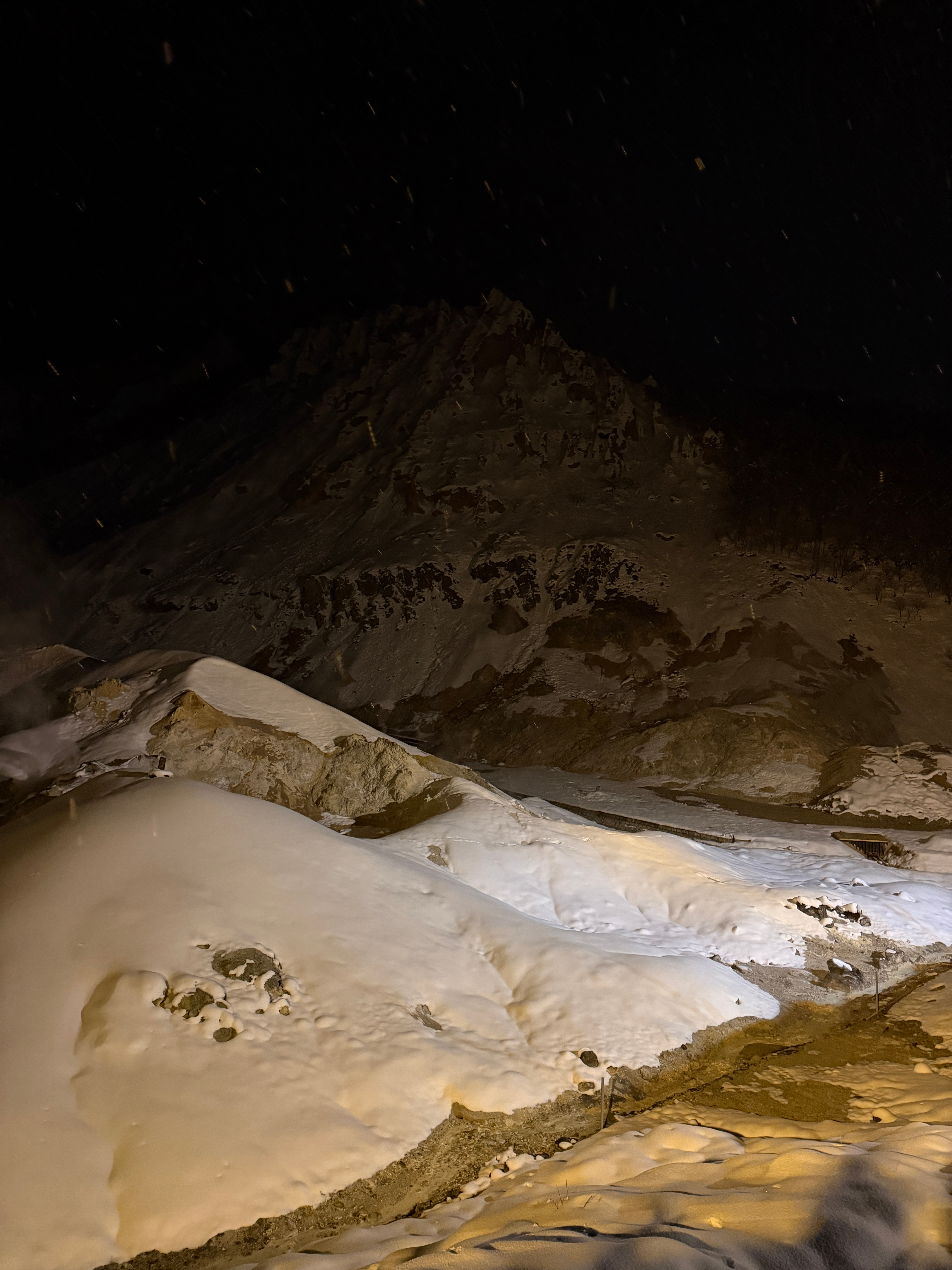 omg我感觉我真的有巨物恐惧症，晚上的大山太可怕。。。。。总有种心里毛毛的感觉 