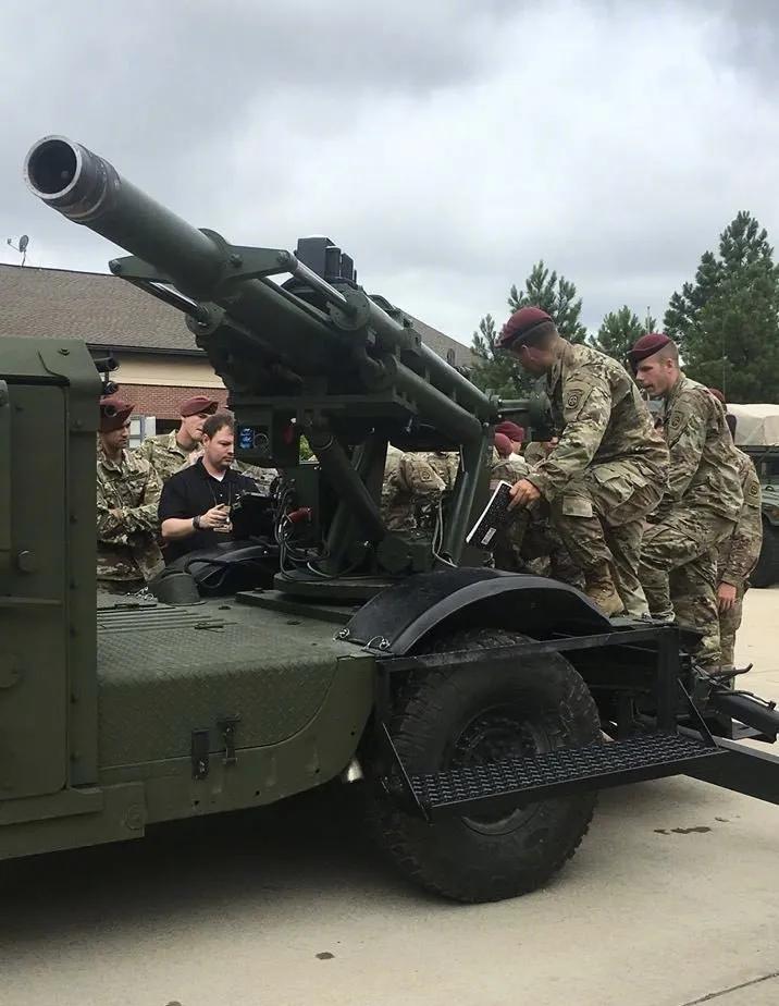 美国把乌克兰当小白鼠了，美军向乌军交付最新型的“鹰眼”105毫米车载前冲炮。

