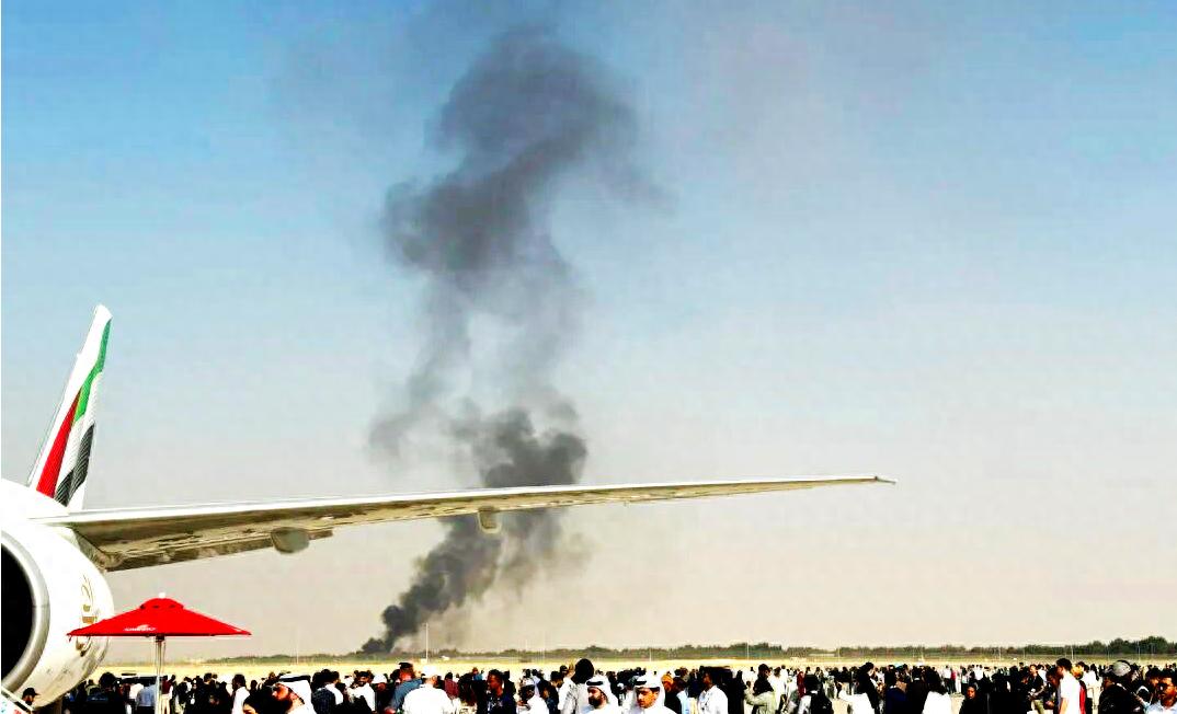 迪拜航展惊魂一幕！印度“光辉”战机直砸地面，飞行员殒命