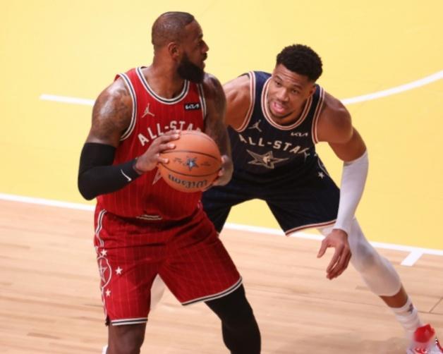 据此前报道，字母哥和他的经纪人与雄鹿队展开会谈，核心内容是自己的未来。前NBA球