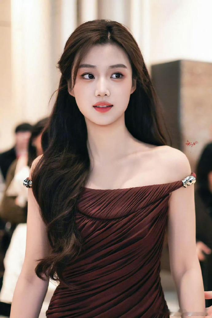 卢昱晓棕色一字肩短裙造型出圈！披发加持更显温婉，气质与颜值双在线。 