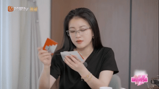 李嘉格当僚机不容易我家那闺女 笑晕！井迪跟男生聊天脸红到说不出话，全靠李嘉格在旁