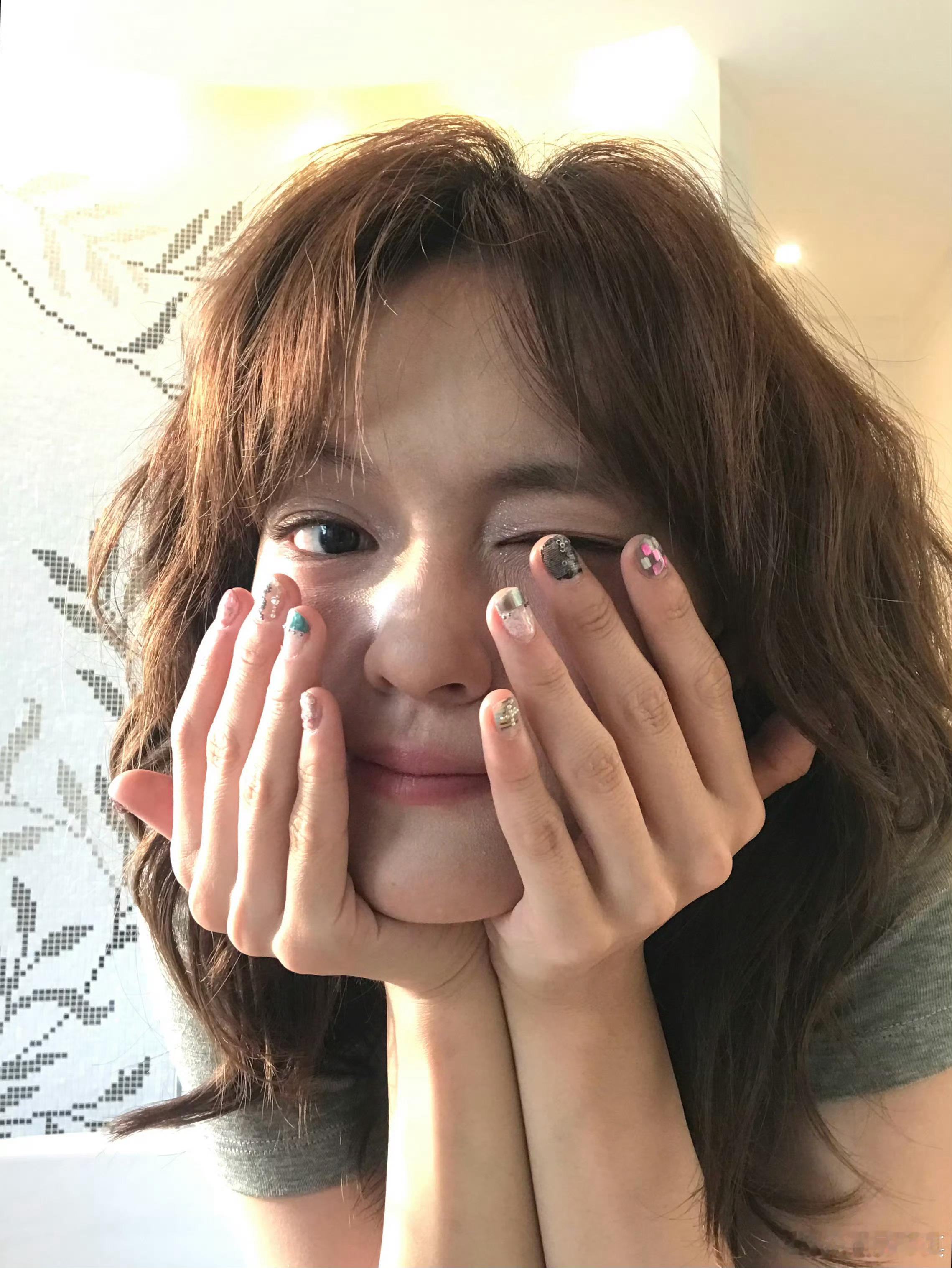 严肃学习陈文淇美甲展示pose文淇美甲拍照pose ​​​