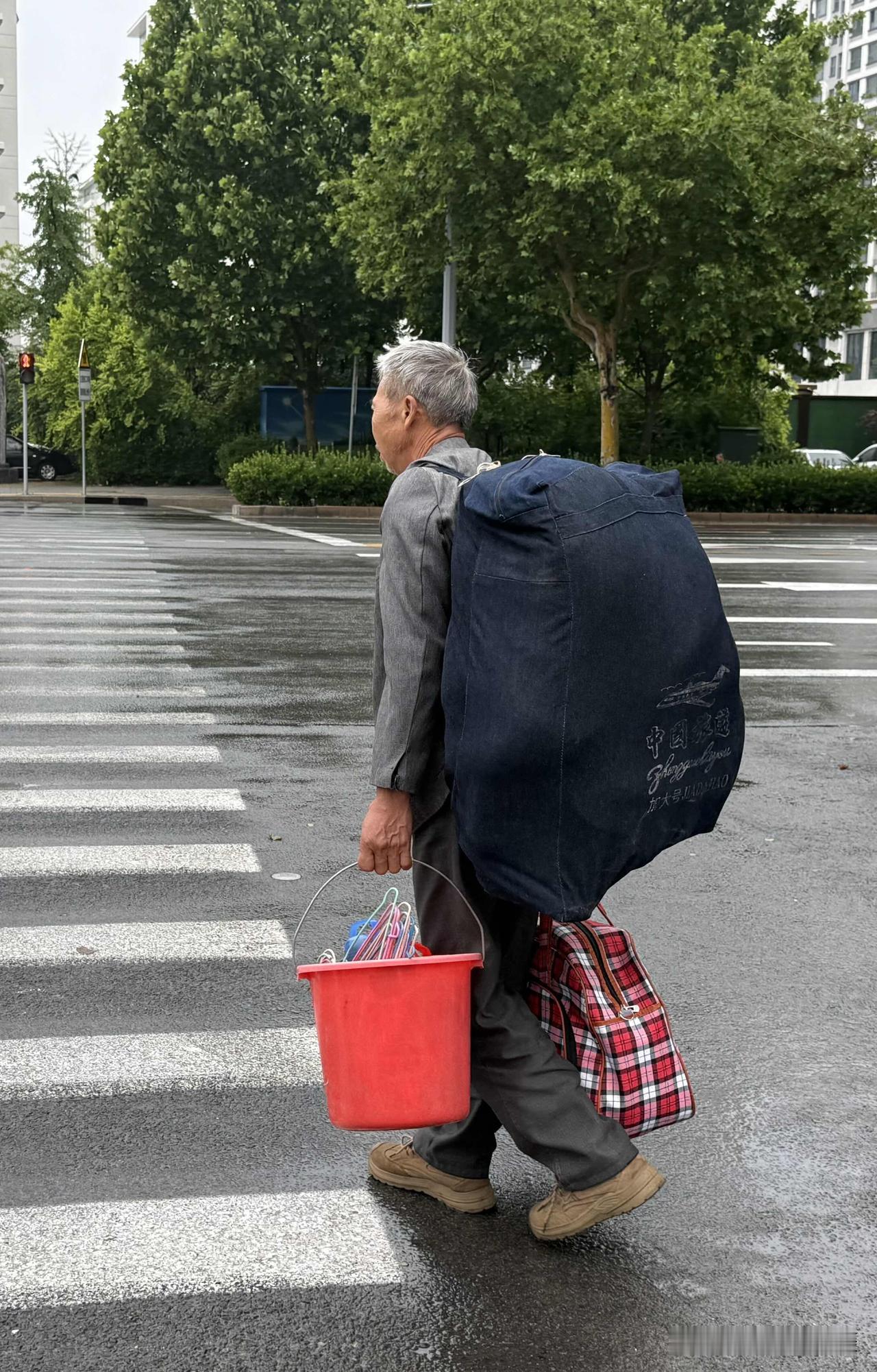 同样是重装出行，步履匆匆。但这可能是他全部的家当，在本该享受天伦之乐的年纪，却还