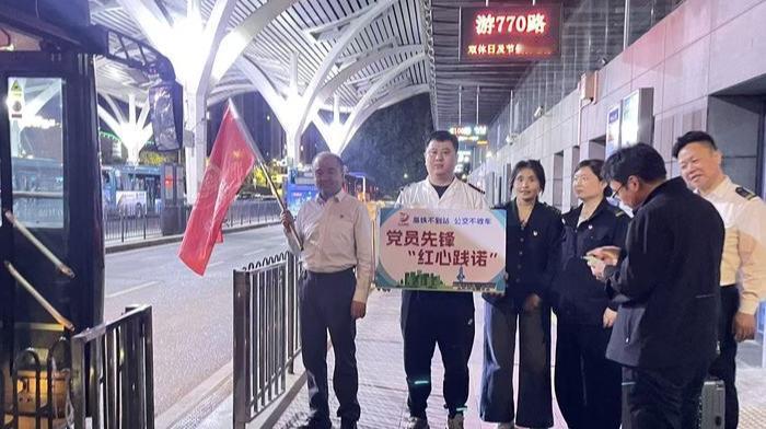 “五一”假期落幕，济南公交济南西站投放加班车疏运返程旅客！5月6日凌晨，济南西站