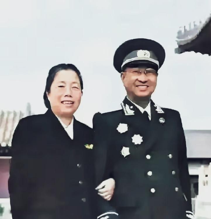 1955年，开国元勋陈赓大将在接受毛主席、周总理的亲自授衔后，专门看望了亲爱的邓
