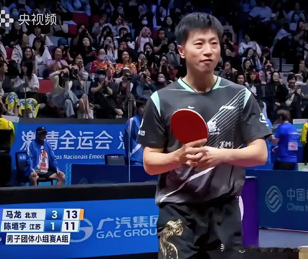 担心的不是老将龙队赢不了球，担心的是他！
北京队小组赛，老将龙队披挂上阵，迎战实