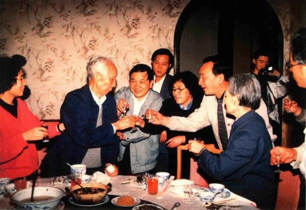 1991年王震和身边工作人员共度春节。