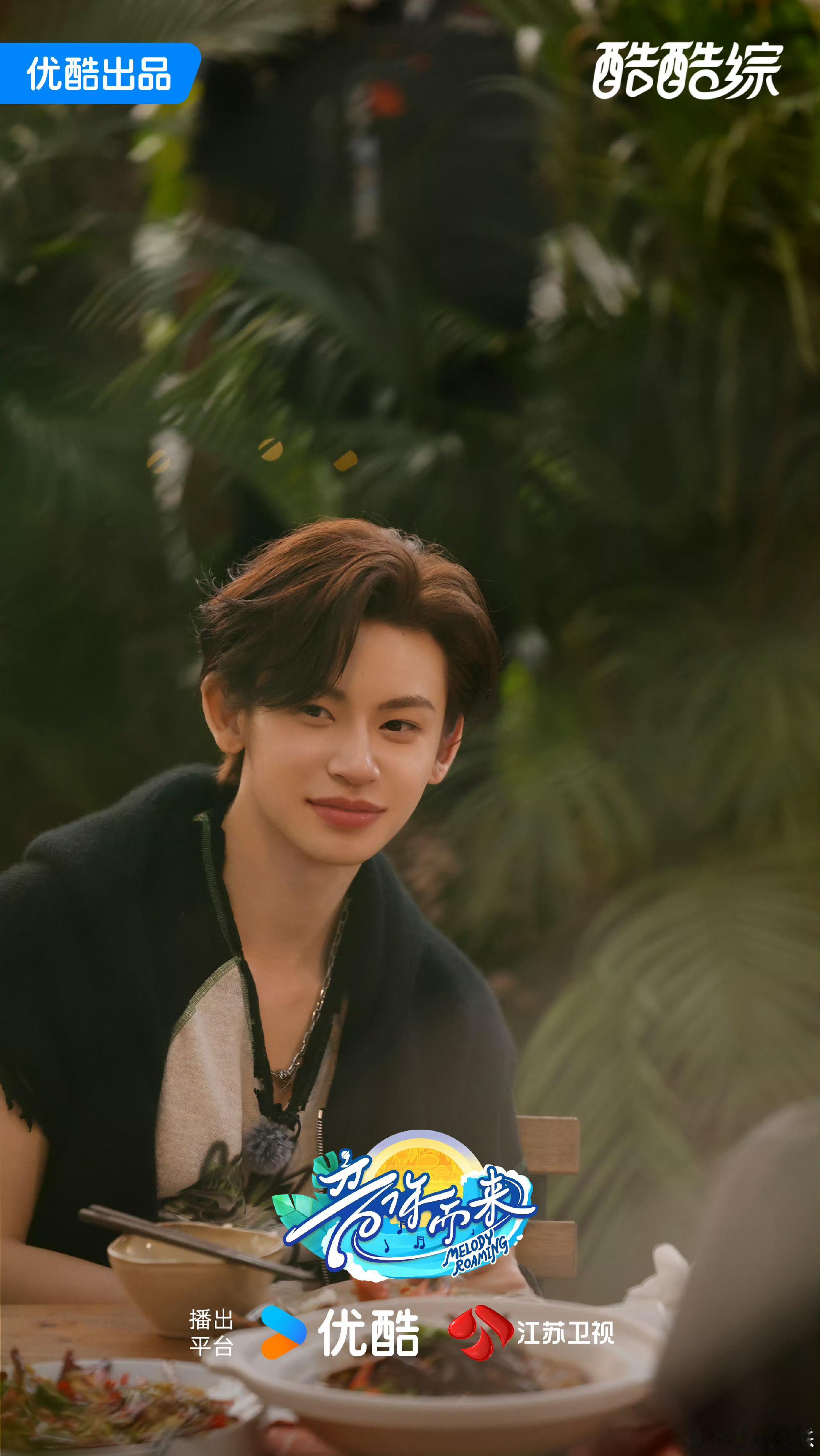 小鬼手势舞整张脸都在用力 小鬼学手势舞的样子太好笑了，一脸难为情但还是很认真。整