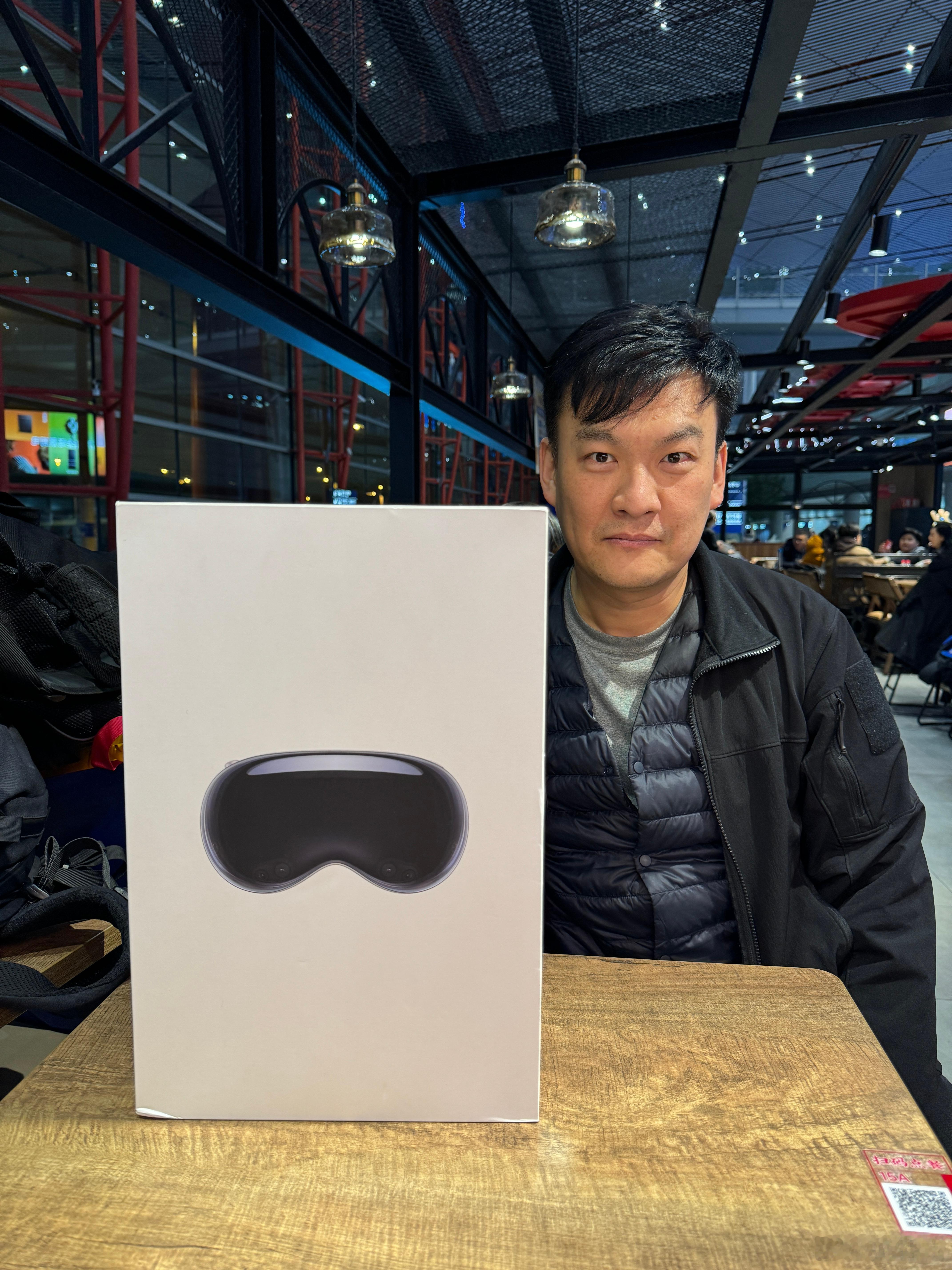 从日本回来，在机场等了4个多小时，接到了和我的Vision Pro！[允悲]7号