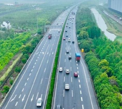 [月亮]14亿中国人养不起高速？8年亏空6万亿，美国高速免费却能盈利，美国的高速