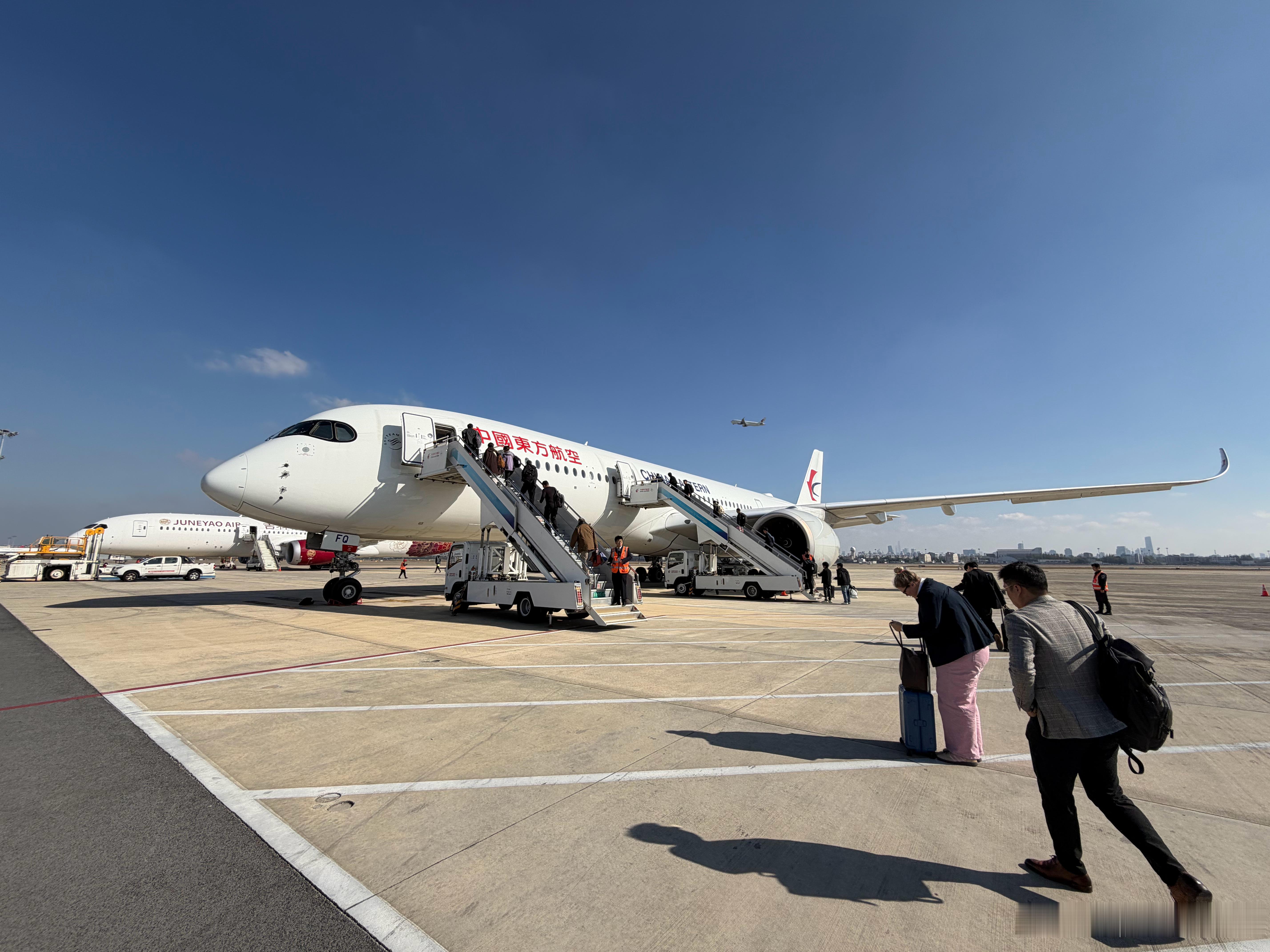 好久没坐350了，感觉东航350 777大部分都飞国际了这个座儿我愿称之为经济舱