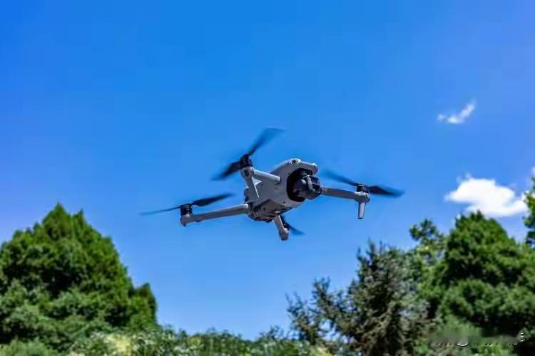 折叠无人机的“便携”，早已不是塞进背包那么简单，它正演化为一场从“便于携带”到“