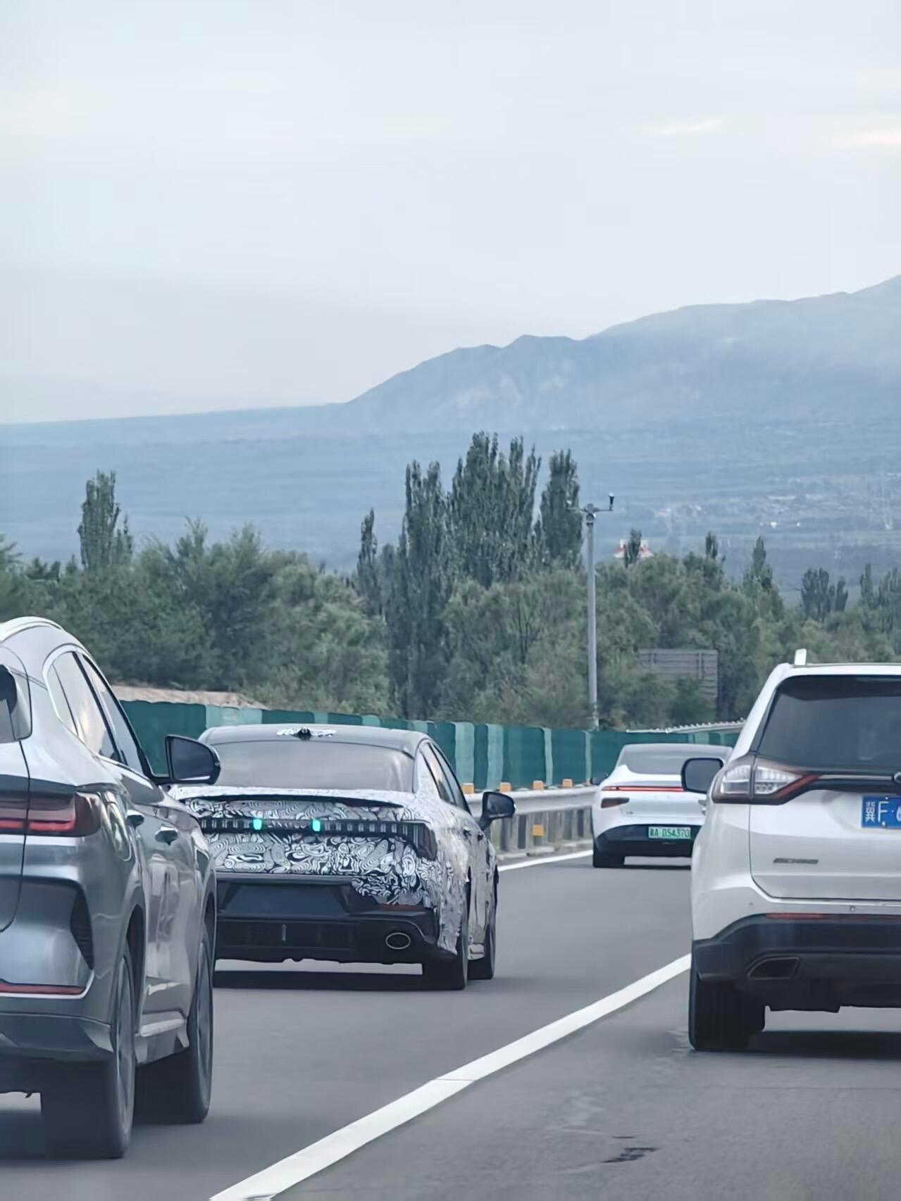 大v聊车 新款领克03加小蓝灯了？张家口偶遇新款领克03的伪装车，尾灯处有小蓝灯