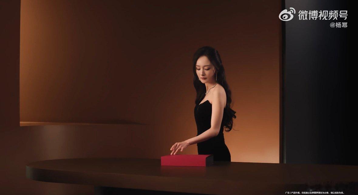 杨幂御姐抹胸黑裙杨幂都市大女主既视感杨幂这身黑裙配上红盒开箱，真的太有都市剧那味