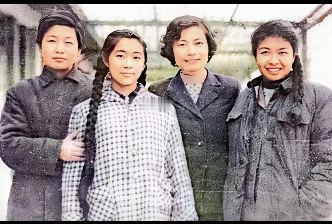 这张照片弥足珍贵，四位端庄稳重、温婉秀气的女孩，比肩而立，凝聚了那个时代女性最美