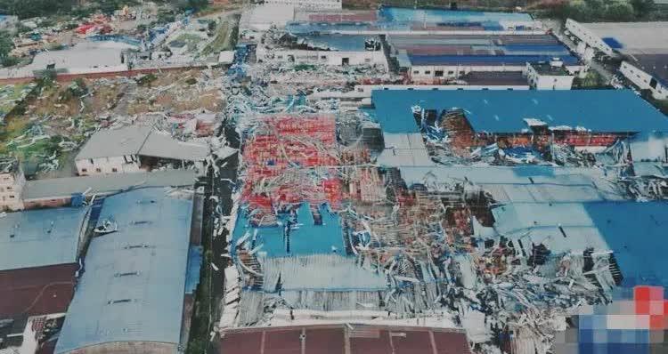 广州这家家具厂真是倒霉到家了！今年环境不好，竟然还遭到了龙卷风的袭击！
从现场照