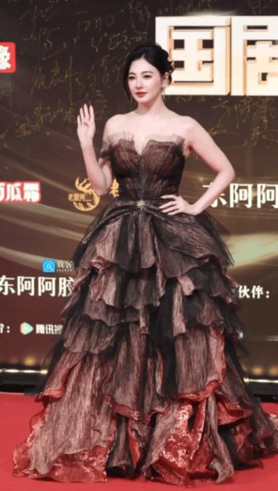 张雨绮被秋霜吻过的枯叶玫瑰 姐的红毯造型永远惊艳！枯叶玫瑰裙似沾秋霜，焦糖棕礼裙