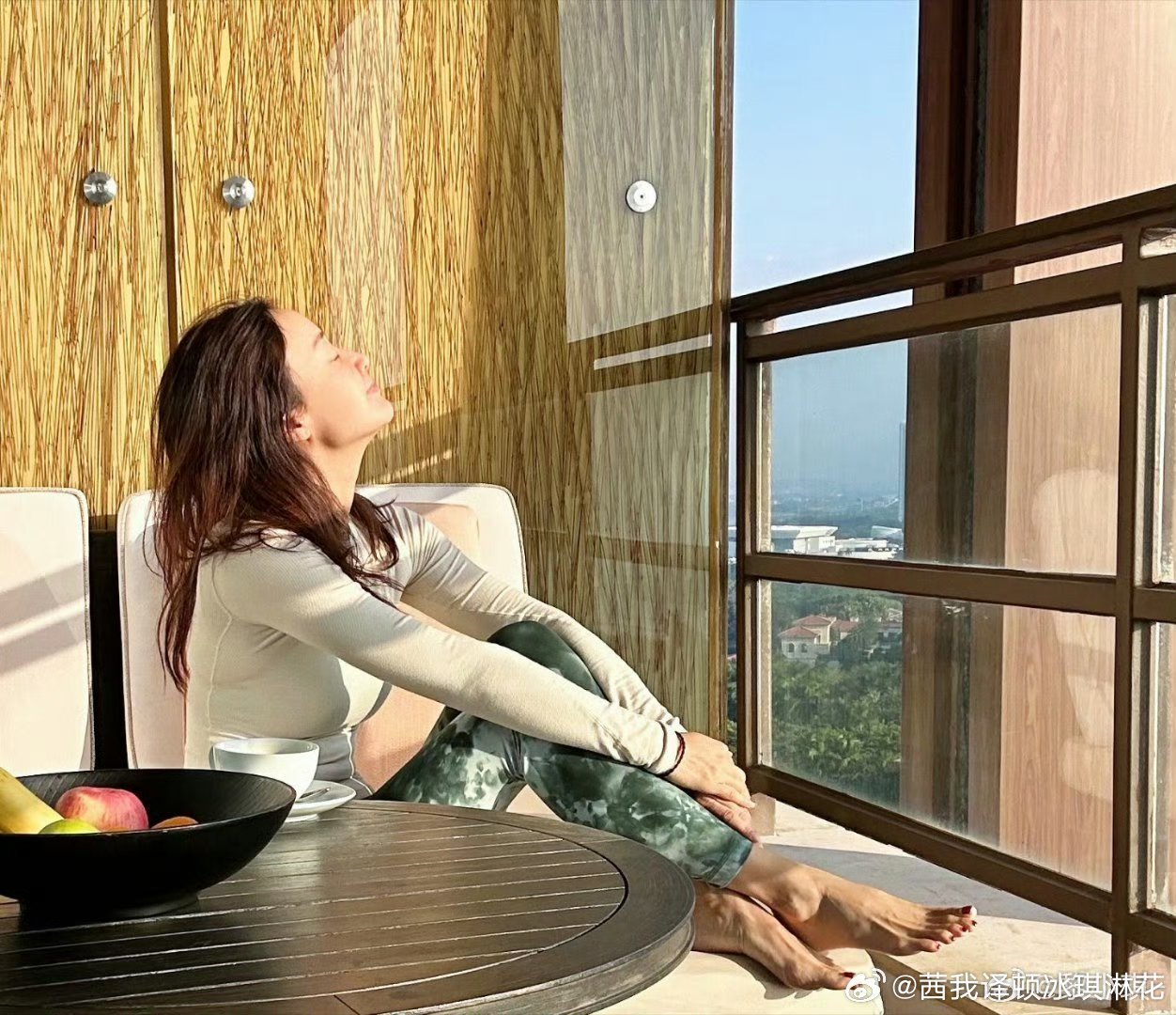 赵子琪以为机场粉丝是经纪人雇的赵子琪 天然呆反应太讨喜，认真确认、虚心学饭撒，不