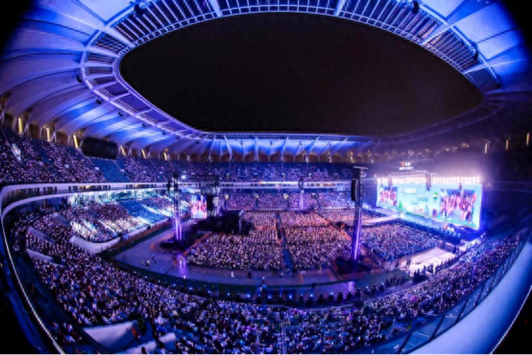 雅迪这哪是开发布会？这简直是给女生开的万人演唱会！

5月24日晚上的昆山奥体中