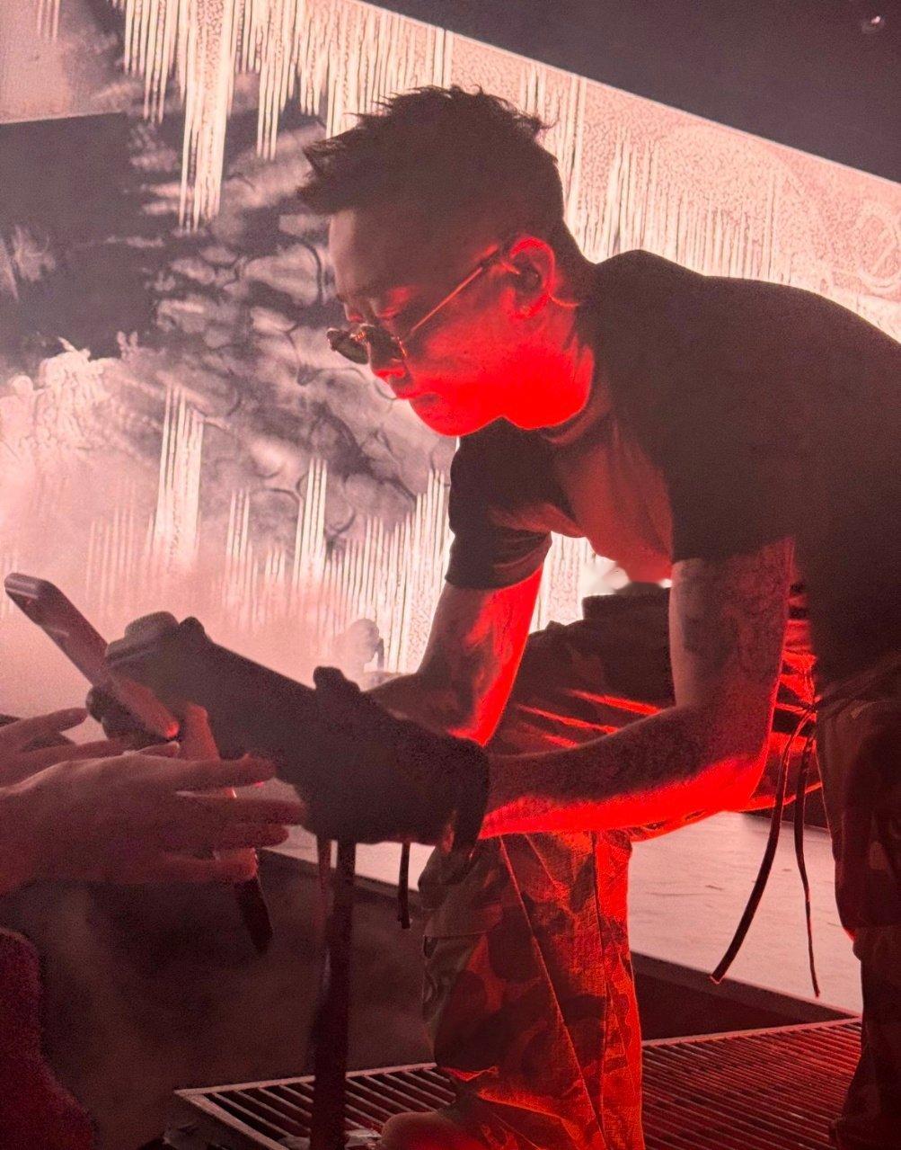 救命！GAI演唱会这一幕太甜了～ 粉丝手机就这么水灵灵被GAI拿起来自拍，这是什