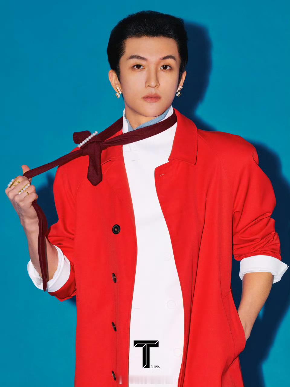 派酱安利 黄子弘凡T锦绣四月刊封面完全时尚感拉满了把明艳色彩穿出了高级氛围感姿态